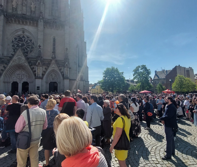 Plná katedrála a Václavské náměstí sleduje inauguraci nového olomouckého arcibiskupa