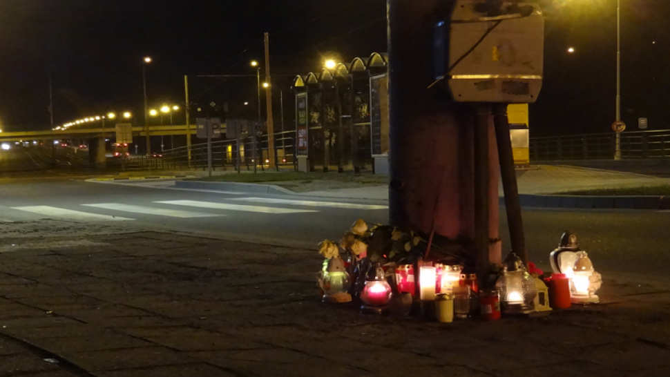 Lidé nosí na místo tragédie svíčky a plyšáky. Kondoluje se i na internetu