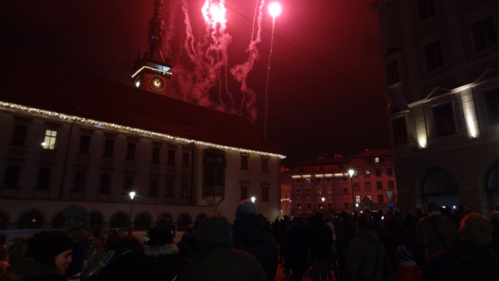 Novoroční ohňostroj za zvuků Smetanovy Vltavy se schoval za radnici