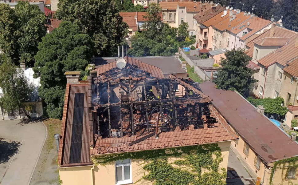 V Prostějově shořela střecha domu v ulici Vápenice