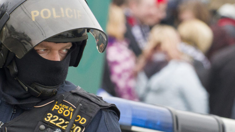 Policisté v ulicích cvičí na Baníkovce, lidé zahlcují sociální sítě statusy o dalším zásahu protikorupčního