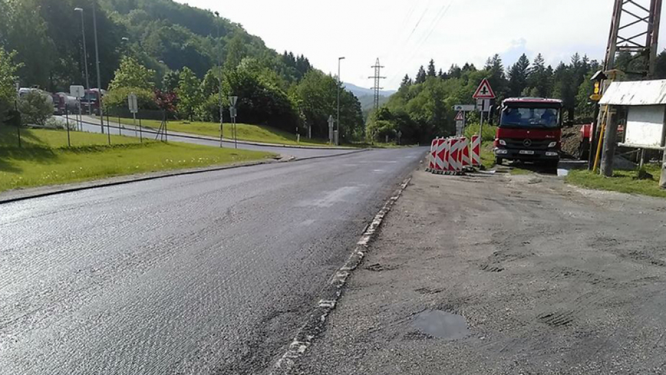 Kocourkov: Na Jesenicku se co pár let znovu a znovu opravuje silnice s perfektním asfaltem
