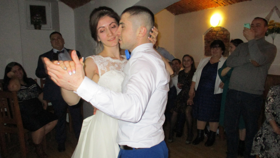 Jak to chodí na moldavské svatbě? Vrcholem je půlnoční svlékání nevěsty