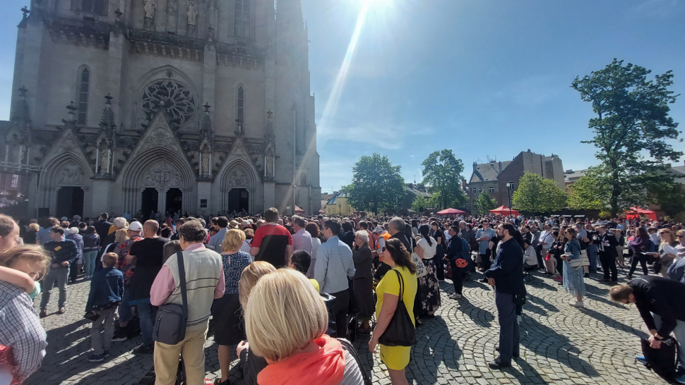 Plná katedrála a Václavské náměstí sleduje inauguraci nového olomouckého arcibiskupa