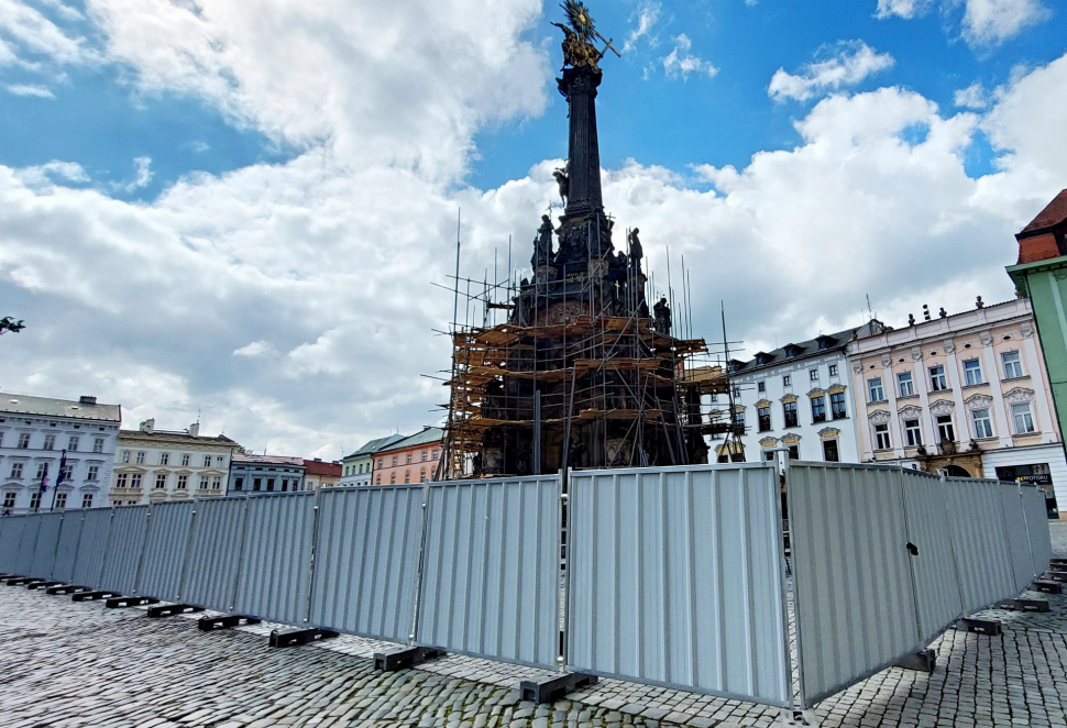 ANKETA: Plechový plot kolem barokní památky UNESCO?