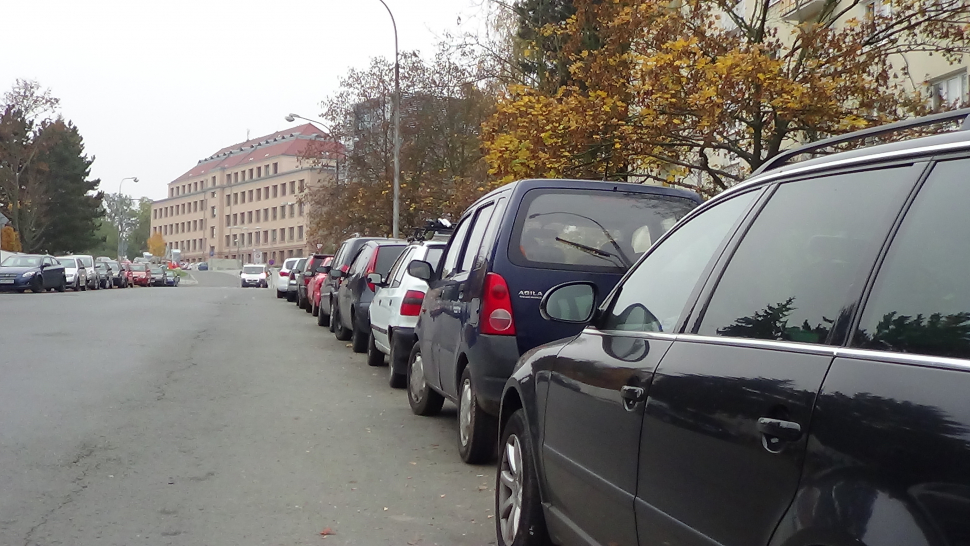 Junácká ulice: Zaměstnanci Fakultní nemocnice nechtějí parkovat draho v areálu, blokují celou ulici