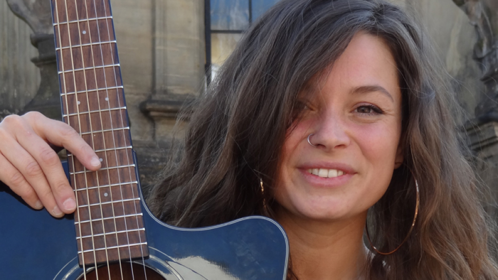 Žena týdne: Pouliční muzikantka na cestě Terez Wrau