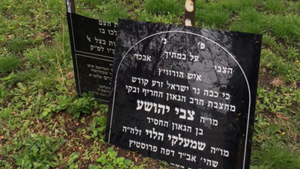 Vandal poškodil náhrobek rabína Horowitze v Prostějově