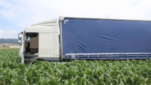 Řidič kamionu si u Bělkovic udělal výlet mezi kukuřici