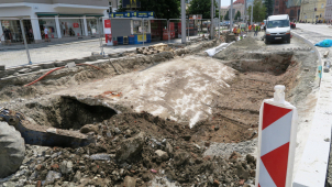 Náměstí Hrdinů je opraveno, práce zdrželo odhalení starého mostu