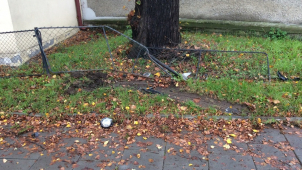 Neznámý řidič poškodil oplocení černovírské kapličky