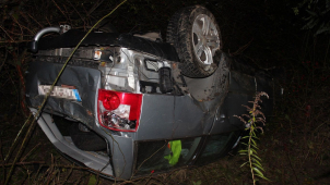 Opilý cizinec převrátil své auto na střechu