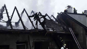 V Olšovci hoří rodinný dům, u požáru zasahují hasiči