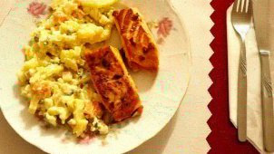 Vaříme s Večerníkem: bramborový salát s lososem