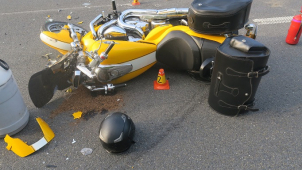Tragédie u Přáslavic: Motorkář nepřežil srážku s návěsem