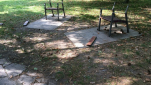 Neznámý vandal poničil lavičky ve Smetanových sadech