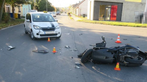 Řidič v autě nedal přednost motocyklistovi, došlo k nehodě