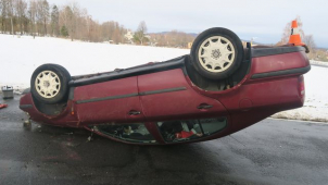 Auto u Zlatých Hor skončilo na střeše