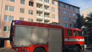 Hasiči zachránili z hořícího bytu vážně zraněného muže. Letěl pro něj vrtulník
