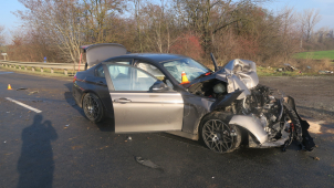 Řidič BMW nezvládl předjíždění traktorové vlečky s 20ti cestujícími