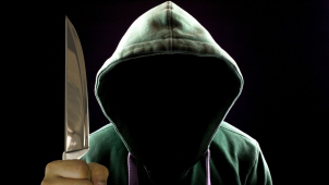 Vzal nůž na otce i matku. Pachateli hrozí výjimečný trest