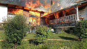 Velký požár a exploze zcela zničily historickou chalupu na horách