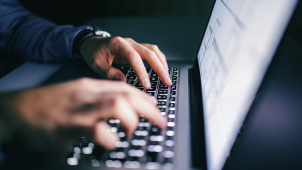 Boj proti online podvodníkům. Na policejní akce chodí stovky lidí