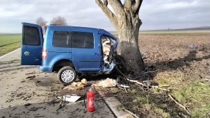 Vyjel ze silnice a a narazil do stromu. Řidič na místě zemřel