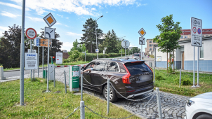 Fakultní nemocnice rozšíří vjezd, přibude brána i parkovací stání