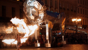 Šestimetrová loutka lva se projde již tuto sobotu v parku!