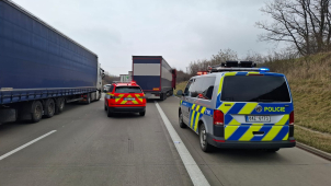 Drama cestou na školení. Hasiči jeli kolem nehody kamionů