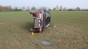 Řidič zůstal zaklíněný v autě