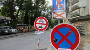 Dopravní kolaps u Paláce: Přibyla zákazová značka