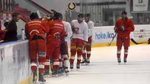 Hokejisté už se zase kloužou, mantinely duní