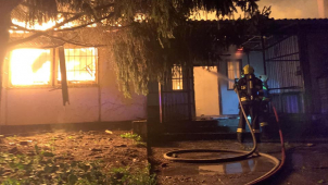 Na Černé cestě shořela ráno budova vedle ubytovny