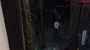 Muž v Olomouci hodil dlažební kostku do výlohy