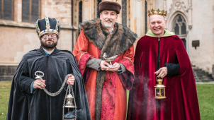 Kostým tří králů oblékne i primátor, biskup a ředitel charity