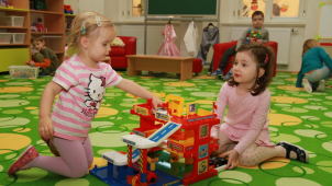 Krizový štáb chce zrušit poplatky za družiny, školky a jesle