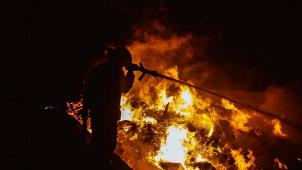 Zásobu dřeva u Suchonic zachvátil požár