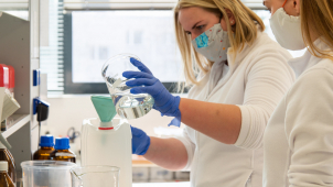 Fakultní nemocnice i nadále připravuje dezinfekci na ruce