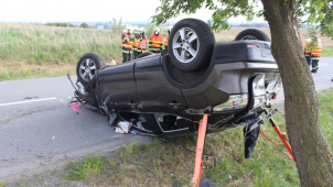 Řidič koukal do mobilu a převrátil auto na střechu