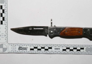 Zloděj napadl ostrahu prodejny s nožem v ruce