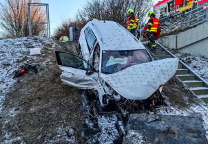 Čtyři zaklínění zůstali v autě po nehodě na dálnici D35