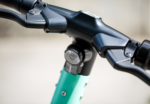 Žena na elektrokoloběžce po střetu s autem zemřela