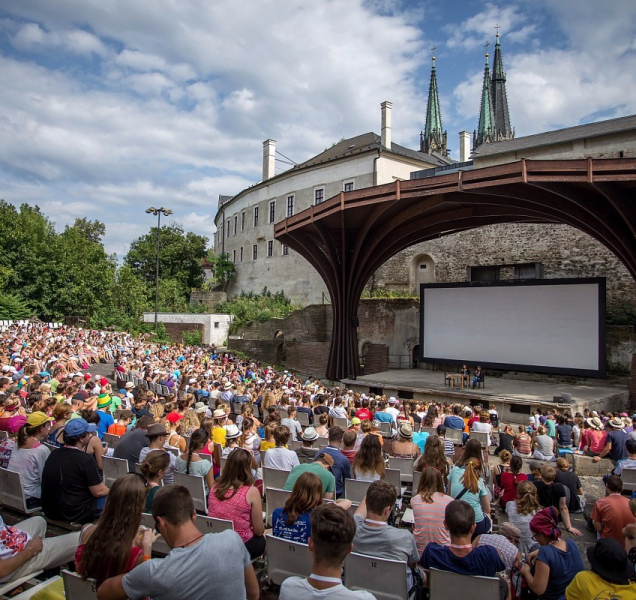 Díky rozvolněním 8. června budou plnější divadla i větší akce