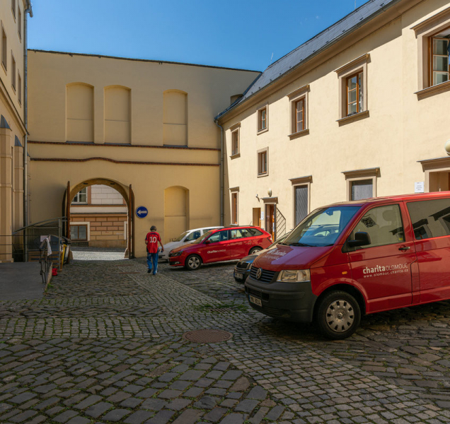 Konfliktů u charity přibývá, ta na stěhování nemá peníze