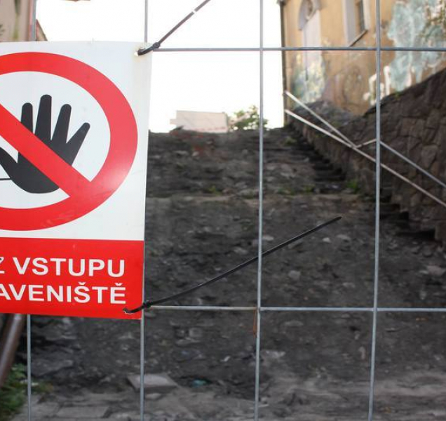 Začátkem týdne se "Blažejské schodiště" proměnilo ve staveniště. Rekonstrukce bude stát necelé dva miliony korun