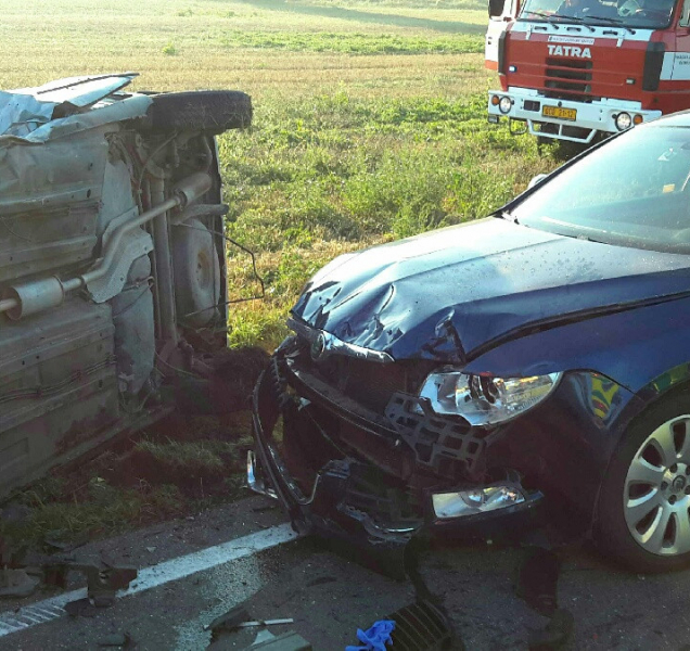 U Samotišek se srazily dva osobáky s náklaďákem