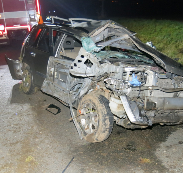 Řidič u Vrahovic najel do traktoru, skončil na střeše