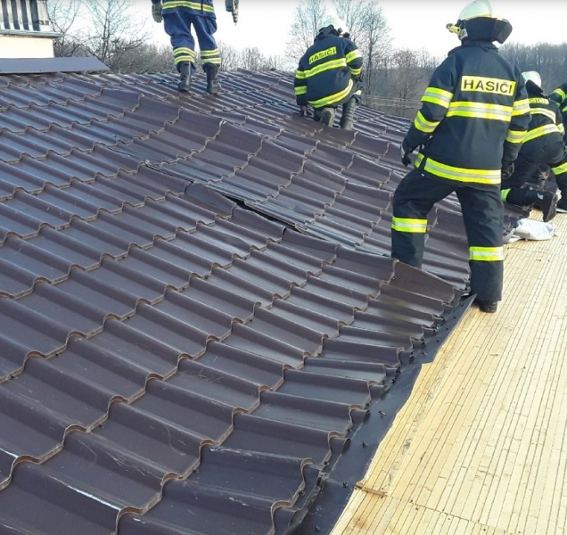 Účet silného větru: utržená střecha i popadané stromy